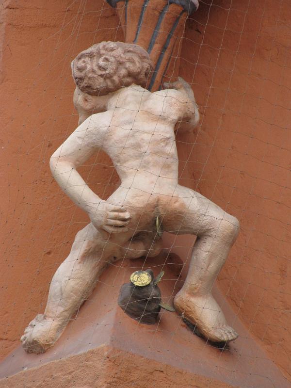 goslar_die worth_dukatenmannchen.jpg - Een opmerkelijk beeld aan de gevel van Die Worth is het Dukatenmänchen. Deze symboliseert de rijkdom van het gilde.